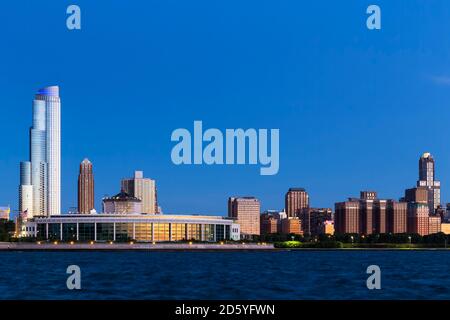 USA, Illinois, Chicago, Skyline, Shedd Aquarium e Lake Michigan alla luce della sera Foto Stock