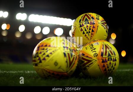 Palle sul campo prima del calcio d'inizio Foto Stock