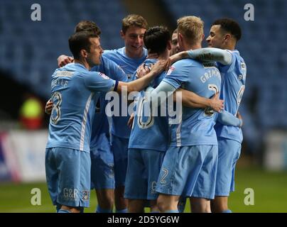 Marc McNulty (centro) di Coventry City celebra il primo posto della sua parte Obiettivo del gioco contro Cambridge United Foto Stock