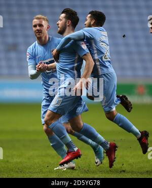 Marc McNulty (centro) di Coventry City celebra il primo posto della sua parte Obiettivo del gioco contro Cambridge United Foto Stock