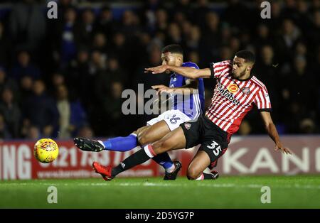 David Davis di Birmingham City (a sinistra) segna il primo gol del suo fianco Del gioco davanti a Jake Clarke-Salter di Sunderland Foto Stock