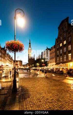 Polonia, Danzica, città vecchia, porta Verde e Municipio principale di notte Foto Stock