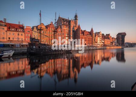 Polonia, Danzica, vista della città con nave museo sul fiume Motlawa Foto Stock