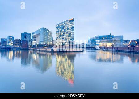 Germania, Amburgo, alto edificio di uffici Ericusspitze, casa editrice Der Spiegel, Brooktorkai di sera Foto Stock