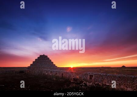 Spagna, Minorca, piramidi a gradini al tramonto Foto Stock