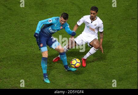 Granit Xhaka dell'Arsenal (a sinistra) e Kyle Naughton di Swansea City (a destra) combatti per la palla Foto Stock