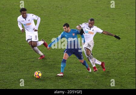 Leroy Fer di Swansea City (a sinistra) e Jordan Ayew (a destra) Per la palla con Henrikh Mkhitaryan di Arsenal (centro) Foto Stock