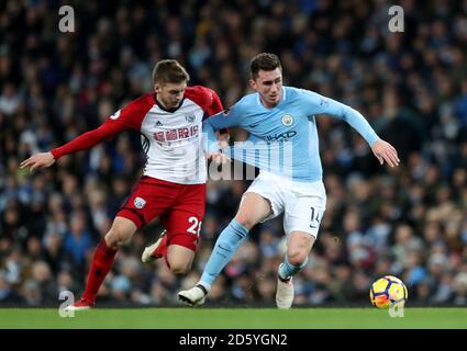 West Bromwich Albion's Sam Field (a sinistra) e Manchester City's Aymeric LaPorte Foto Stock