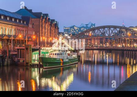 Germania, Amburgo, Zollkanal, Museo Zoll, Elbe Philharmonic Hall sullo sfondo Foto Stock