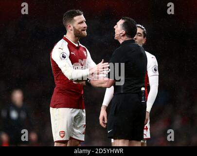 Shkodran Mustafi dell'Arsenal (a sinistra) parla con il Referee Neil Swarbrick durante La partita della Premier League tra Arsenal ed Everton a Emirates Stadio Foto Stock