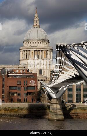 Regno Unito, Londra, Città di Londra, Millenium Bridge e Cattedrale di St. Paul Foto Stock