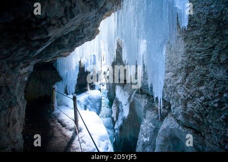 In Germania, in Baviera, Baviera, Garmisch-Partenkirchen, vista di ghiaccioli nella gola partnachklamm Foto Stock