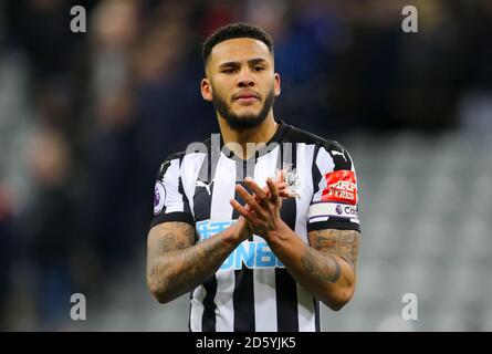 Il giamaal Lascelles di Newcastle United applaude i fan dopo la finale fischio Foto Stock