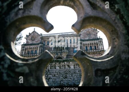 Spagna, Cantabria, Comillas, Palazzo di Sobrellano, guardando attraverso la finestra a trifoglio Foto Stock