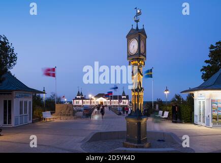 Germania, Usedom, Ahlbeck, vista al ponte sul mare al tramonto Foto Stock