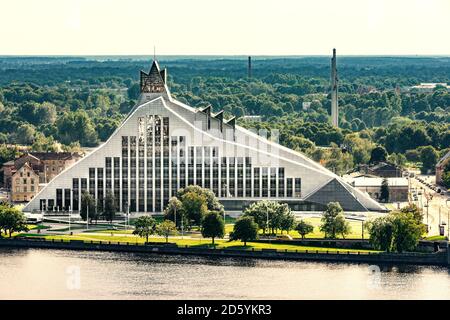 Lettonia, riga, biblioteca nazionale sul fiume Daugava Foto Stock