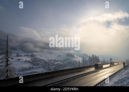 Austria, Tirolo, Wipptal, Autostrada del Brennero in inverno Foto Stock