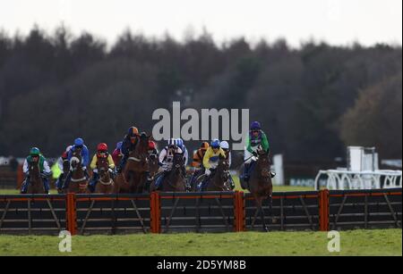 Corridori e corridori nel 188Bet Daily Racing Specials ‘National L’ostacolo dei novizi della caccia durante la Super Domenica all’Ippodromo di Exeter Foto Stock