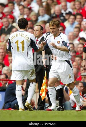 Teddy Sheringham di West Ham United sostituisce Matthew Etherington Foto Stock