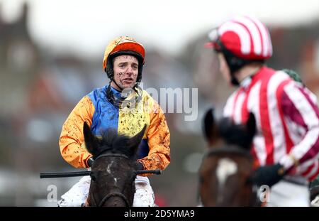 Andrew Tinkler su Flashjack fa la sua strada indietro dopo Vincere il 60° compleanno di John Lockley handicap Celebration durante GEN's Raceday all'ippodromo di Warwick Foto Stock