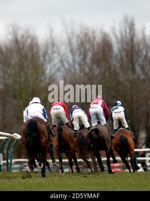 Corridori e corridori in All Cheltenham Live on Racing Regno Unito Warwick Castle handicap Chase durante il GEN's Raceday a Warwick Ippodromo Foto Stock