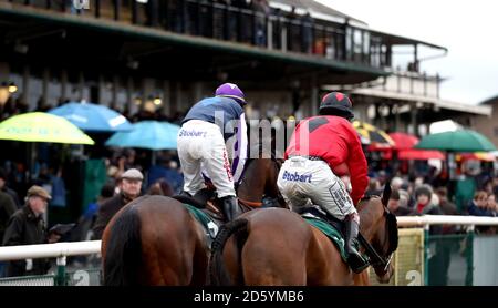 Crady guidato da Jamie Bargary (a destra) e Kylemore Lough ridden Di Niall Madden fare la loro strada di ritorno di fronte La tribuna dopo l'All Cheltenham Live su Racing UK Warwick Castle handicap Chase durante il GEN's Raceday all'ippodromo di Warwick Foto Stock