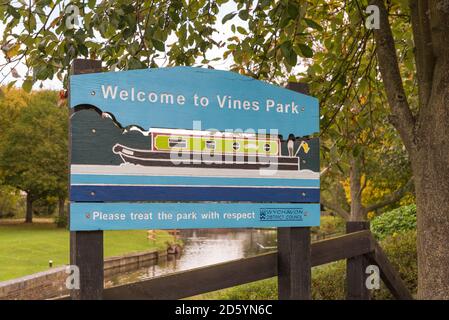 Benvenuti all'insegna Vines Park a Droitwich Spa, Worcestershire, UK Foto Stock