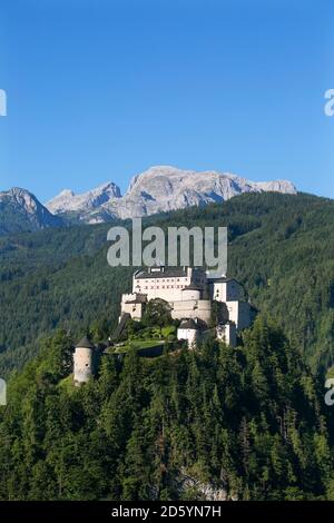 Austria, Stato di Salisburgo, Werfen, Castello di Hohenwerfen, Hochkoenig sullo sfondo Foto Stock