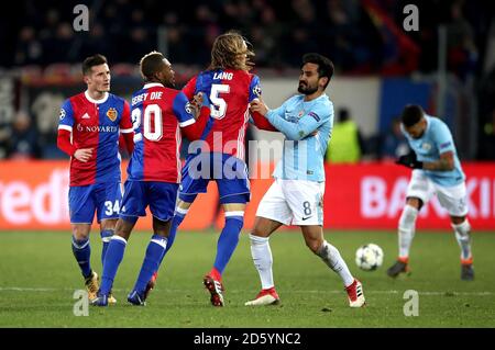 Serey Die (20) del FC Basel e Michael Lang del FC Basel (5) scambiare parole con Ilkay Gundogan di Manchester City (a destra) Foto Stock