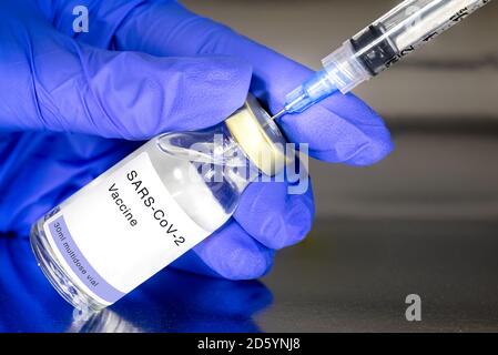 Concetto lotta contro il virus covid-19 corona virus, medico o scienziato in laboratorio con una siringa con vaccini liquidi. Concetto:malattie,medico Foto Stock