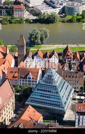 Germania, Baden-Wuerttemberg, Ulm, piramide di vetro con biblioteca centrale, fiume Danubio e la torre Metzgerturm Foto Stock