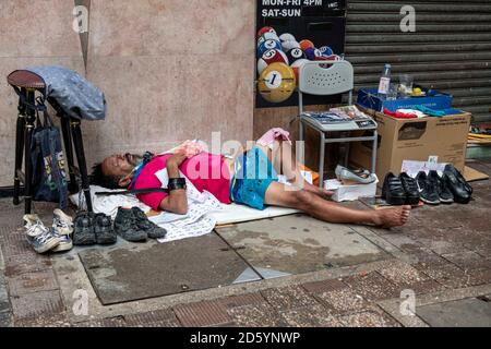 Hong Kong, Hong Kong, Cina. 1 agosto 2020. Hong Kong, Cina:01 Aug, 2020. Crisi dei senzatetto di Hong KongÃs. Un uomo dorme fuori da un bar chiuso in Lockhart Road WAN Chai.Alamy Stock Image/Jayne Russell. Credit: Jayne Russell/ZUMA Wire/Alamy Live News Foto Stock