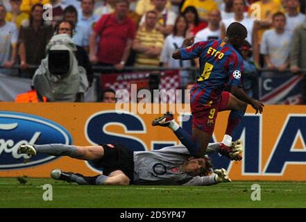 Il portiere dell'Arsenale Jens Lehmann fa scendere il Samuel Eto'o di Barcellona e. viene successivamente inviato Foto Stock