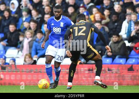 Jeremie Boga di Birmingham (a sinistra) e il Mahlon Romeo di Millwall azione Foto Stock