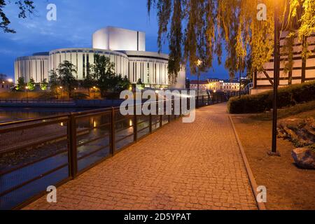 Polonia, Bydgoszcz, Opera Nova di notte, vicolo sull'Isola dei Mulini lungo il fiume Brda Foto Stock