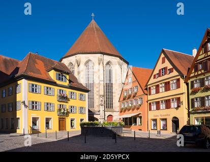 Germania, Baviera, Franconia, Dinkelsbuehl, chiesa e fontana nel centro storico Foto Stock