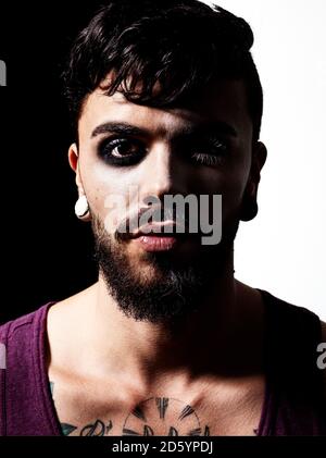 Ritratto di uomo con barba folta e earing indossare occhiali di make up Foto Stock
