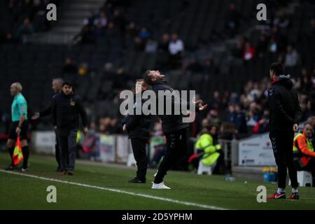 Il manager di Charlton Athletic Karl Robinson reagisce sulla linea di contatto Foto Stock