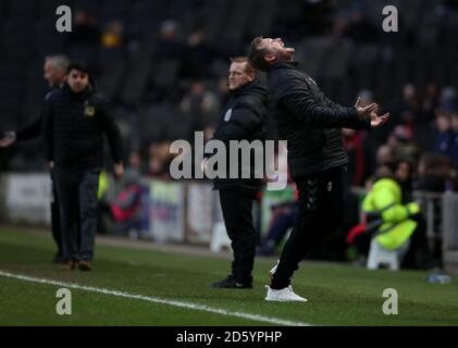 Il manager di Charlton Athletic Karl Robinson reagisce sulla linea di contatto Foto Stock