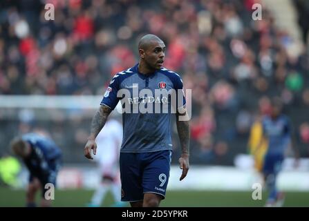 Josh Magennis di Charlton Athletic durante la partita Sky Bet League One allo stadio MK, Milton Keynes . Foto Stock