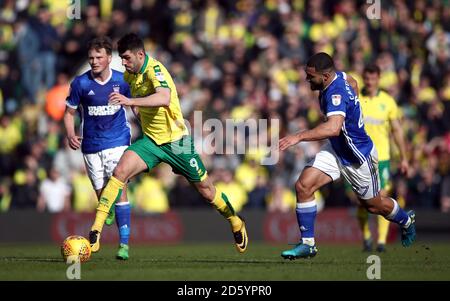 Nelson Oliveira di Norwich City, (a sinistra) battaglie per il possesso della palla con Cameron carter-Vickers di Ipswich Town, (a destra) Foto Stock