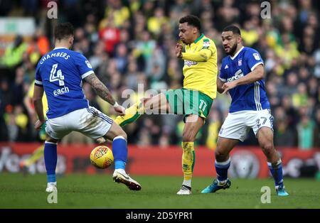 Josh Murphy di Norwich City, (centro) battaglie per il possesso della palla con Luke Chambers di Ipswich Town, (a sinistra) Foto Stock