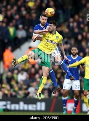 Nelson Oliveira di Norwich City, (a destra) battaglie per il possesso della palla con Cole Skuse di Ipswich Town, (a sinistra) Foto Stock