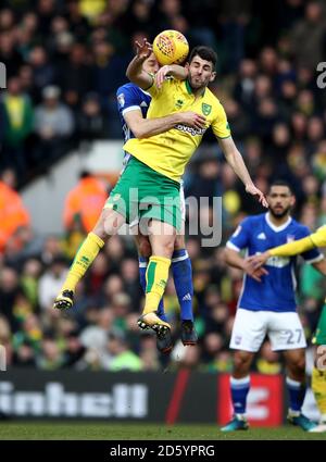 Nelson Oliveira di Norwich City, (a destra) battaglie per il possesso della palla con Cole Skuse di Ipswich Town, (a sinistra) Foto Stock