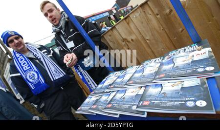 Programmi in vendita prima del gioco tra Rochdale e Tottenham Hotspur Foto Stock