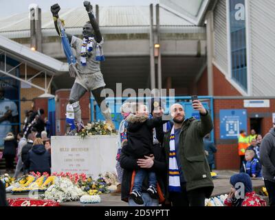 Una vista dei tifosi che arrivano a Elland Road prima del gioco Foto Stock