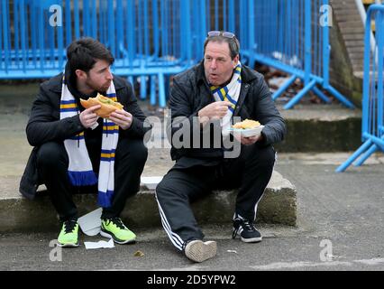 Una vista dei tifosi che arrivano a Elland Road prima del gioco Foto Stock