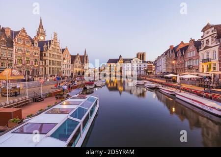 Belgio Fiandre orientali di Gand Graslei e Korenlei, porto, fiume Leie in serata Foto Stock