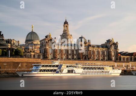 Germania, Sassonia, Dresda, Terrazza di Bruehl con Frauenkirche e Accademia di Belle Arti sul fiume Elba Foto Stock