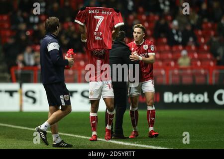 Il Bobby Reid di Bristol City celebra il punteggio ottenuto per primo Obiettivo del gioco tenendo premuto un RIP Anju Migliore camicia Foto Stock